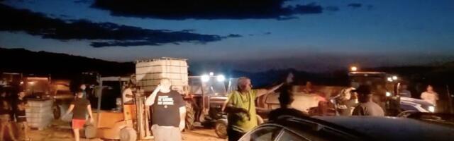 Meštani sa preko 50 traktora rame uz rame sa vatrogascima gase požar kod Đakusa