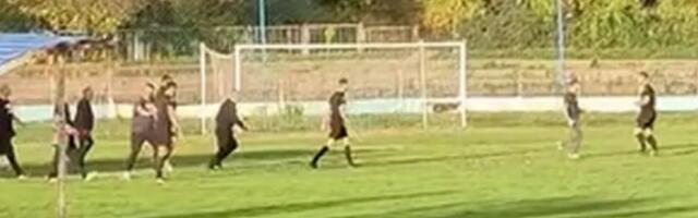 NEVEROVATNA SCENA U KOMŠILUKU Totalni haos nastao posle penala, navijači upali na teren i krenuli da tuku sudije (VIDEO)