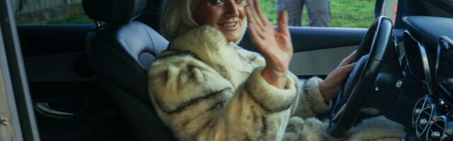 PEVAČICA DOŠLA NA SNIMANJE U BESNOJ MAŠINI, PA KRENULA DA PRETI NOVINARIMA! Kune u najmilije da nema 79 godina