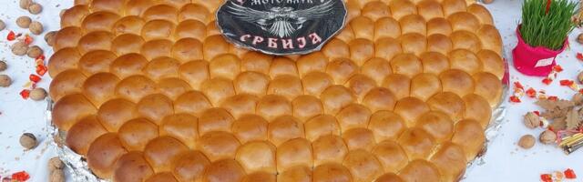 Lomljenje Božićne česnice sa zlatnikom i 10 srebrnjaka sutra na trgu u Leskovcu