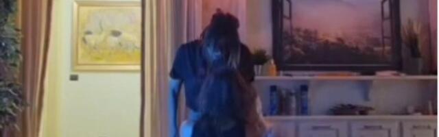 Rale u gaćama zaprosio Anu Nikolić: Pao pred njom, pevačica se šokirala, pa skočila na njega