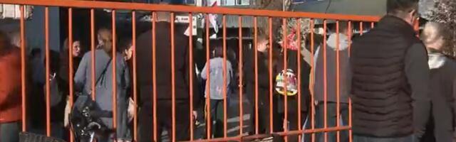 Protest podrške privedenom nastavniku ispred OŠ „Prva vojvođanska brigada“