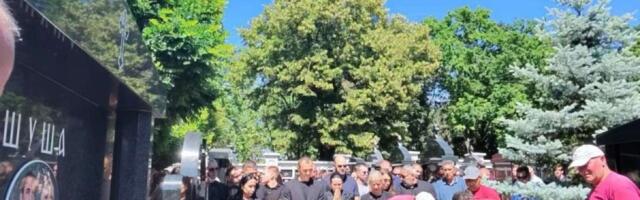 Nešovićeva supruga je na kovčeg spustila jednu stvar! Evo koju simboliku ima (FOTO/VIDEO)