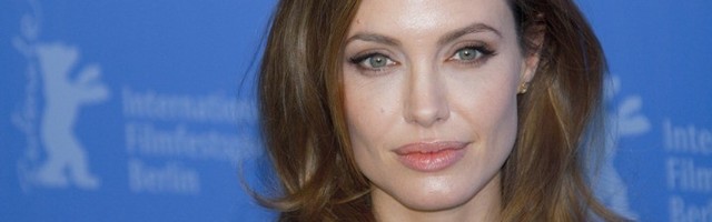 Moćna poruka: Anđelina Džoli pozirala sa pčelama (FOTO)