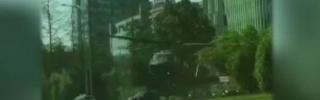 AMERIČKI HELIKOPTER NAPRAVIO HAOS U BUKUREŠTU! Počeo da gubi visinu, obarao bandere, oštetio automobile, tragedija čudom izbegnuta... /VIDEO/