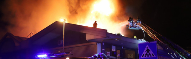 DRAMA U BLOKU 70: Vatra se ponovo razbuktala, vatrogasci pokušavaju da je obuzdaju, strahuje se od EKSPLOZIJA! (VIDEO)