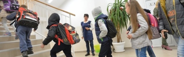 UČENIKOV ODGOVOR NA PITANJE KAKO SE ZOVE NAŠA HIMNA BACIO JE U TRANS CELU SRBIJU: Sačuvaj Bože! (FOTO)