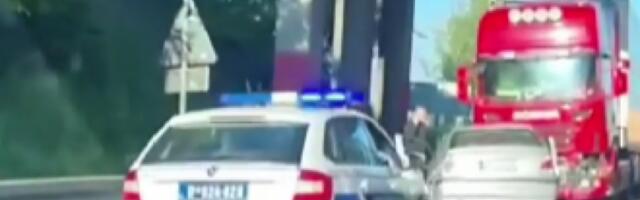 NESREĆA KOD 1.000 RUŽA: BMW se zakucao u kamion, devojka u teško mstanju (VIDEO)