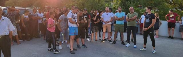 Nezadovoljni malinari na sat vremena blokirali hladnjaču u Rupeljevu