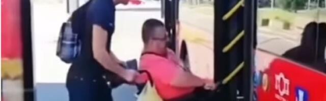 Sramota: Vozač autobusa neće da spusti rampu za osobe sa invaliditetom (VIDEO)