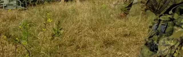 Vojnik je zaspao na vežbi, a onda su kolege rešile da mu održe lekciju. Pored njega su parkirali haubicu! (VIDEO)