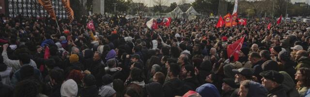 STRAVIČNE SCENE NA ULICAMA ISTANBULA, TUČA POLICIJE I DEMONSTRANATA! Probijene sve barikade! (VIDEO)