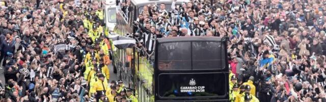 LUDILO NA ULICAMA NJUKASLA: Oko 300.000 navijača dočekalo fudbalere nakon osvajanja Liga Kupa (VIDEO)