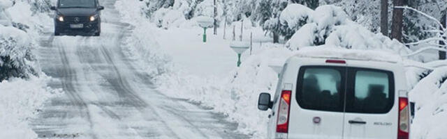 Влажни коловози и снег на путевима, апел возачима на опрез