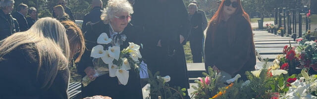 Ovo je rođena sestra Saše Popovića, nikad je nije zanimalo njegovo bogatstvo: Evo šta je donela na bratov grob