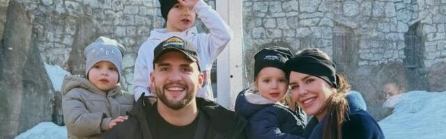 Kakva porodična razglednica Ražnatovića iz Rusije! Veljko pozirao sa Bogdanom i sinovima, Željko digao 3 prsta