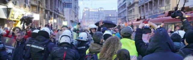 HAOS ISPRED REKTORATA! Trenutak kada Đokićev terorista udara policajca pesnicom u glavu (VIDEO)