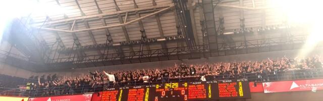 Hiljadu navijača crno-belih pružaju veliku podršku Partizanu!