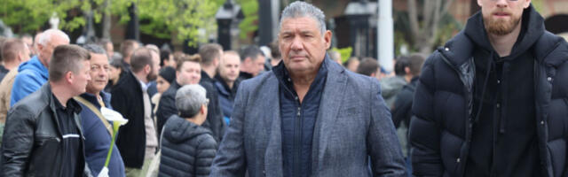 POSLEDNJI POZDRAV! Miško Ražnatović i Džanan Musa na sahrani Duška Vujoševića (VIDEO)