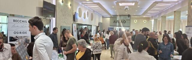 Održan Sajam zapošljavanja - Pomama za 800 RADNIH MESTA: Evo ko najlakše dolazi do posla u Kragujevcu (FOTO)