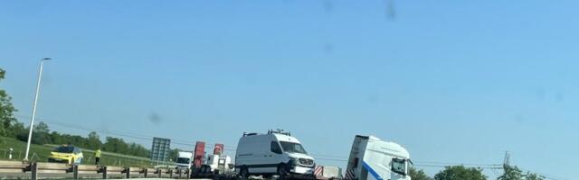 Kamion se poprečio, haos na auto-putu: Teretnjak probio zaštitnu ogradu, pa završio u suprotnoj traci (FOTO)