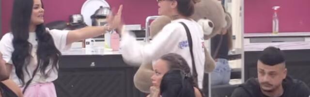 OBEZBEĐENJE ULETELO U "ELITU 9" PEVAČICA UNAKAZILA ANELI AHMIĆ: Jezive scene ugledale svetlost dana! (VIDEO)