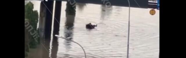 (VIDEO) Kad padne kiša, Skoplje se pretvara u grčko more! A tu je i gumeni čamac