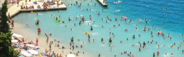 "Krava otišla na more, a ja jok!" Hit snimak iz Neuma zapalio mreže: Stočar poveo ljubimca na plažu, pa objasnio zašto – ljudi u neverici