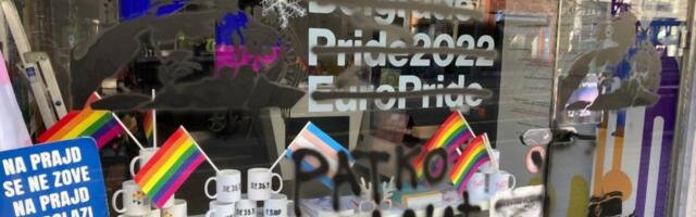 Vandali opet uništili izlog Prajd info centra - umesto duge stavili slike Ratka Mladića