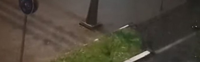 Policajka je stajala na kiši kada joj je prišao stariji Beograđanin: Ono što je uradio, dokaz je da i dalje postoje pravi džentlmeni (FOTO)