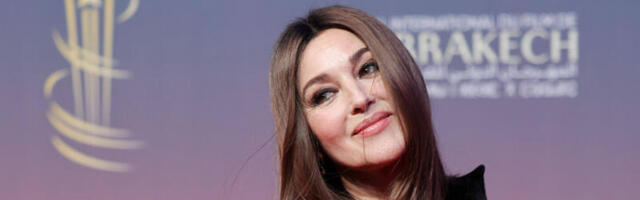 MONIKA BELUČI NE LIČI NA SEBE: Prošetala crvenim tepihom uz Tima Bartona, a svi su primetili jedno - ovo više ne može da sakrije! (FOTO)