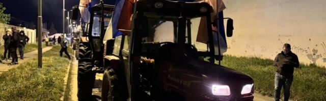 DOMAĆINI IZ ZRENjANINA TRAKTORIMA KRENULI ZA BEOGRAD: Da se svi okupimo pod istom zastavom (VIDEO)