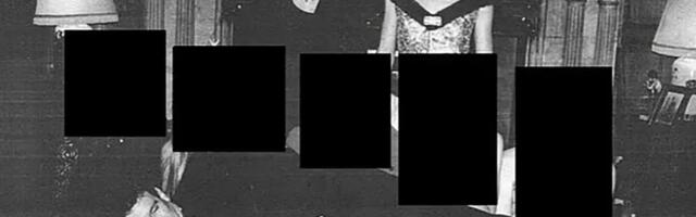OSRAMOĆENI BIVŠI PRINC LEŽI PREKO KRILA DEVOJAKA: Objavljena nova kompromitujuća fotografija iz Epstajnovih dokumenata, evo u čijem je društvu! (FOTO)