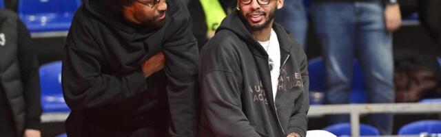 Naočare za sunce, trenerka, marama: Hit stajling Džabarija Parkera i Karlika Džonsa na meču sa Olimpijakosom
