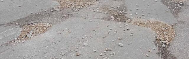 Čitaoci javljaju: Od para građana plaćaju održavanje puteva a rupe izvođači radova pune kamenjem i peskom