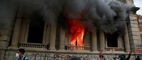 Video: Demonstranti zapalili zgradu Kongresa Gvatemale