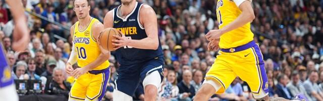 Nikola Jokić novim tripl-dablom vodio Denver do pobede nad Lejkersima u noći rekorda Lebrona Džejmsa