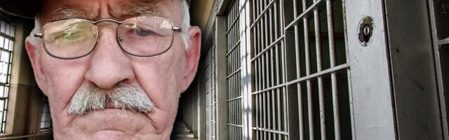 NA SUĐENJU ZAPOSLENIMA U PADINSKOJ SKELI PRIKAZANI SNIMCI PENZIONERA UBIJENOG U ZATVORU: Teško hoda kroz hodnike, a onda ga osuđenici i stražar nose u ćebetu!