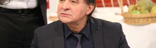 Naš pevač se obrukao uživo u emisiji, nije znao azbuku! Voditelj ga ispravio, on odbrusio: "Da, da, to sam..."