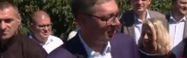 UŽIVO VUČIĆ U SINKOVCIMA: Predsednik obilazi završne radove na putu vrednom skoro 140 miliona dinara i upoznaje se sa radom mobilne ambulante