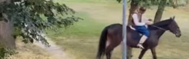 Novosađani gledaju i ne veruju: Momak zaprosio devojku na nesvakidašnji način (VIDEO)