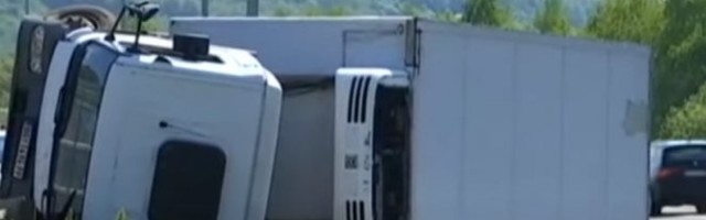 KAMION SE PREVRNUO, POVREĐENE TRI OSOBE Nesreća kod Kruševca