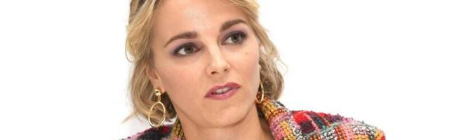 Bojana Novaković ispred policijskog kordona kod Skupštine - hrabra glumica ustala protiv Rio Tinta