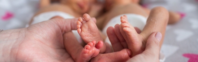 Da li je sigurno da se blizanci rode u razmaku od više dana ili nedelja?