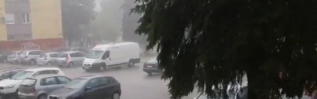 OBILNE PADAVINE U BANJALUCI! Pojedini delovi grada OSTALI BEZ STRUJE! (VIDEO)