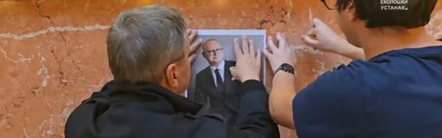 "Ovo mora da leti": Ćuta zalepio Vesićevu sliku u Skupštini (VIDEO)