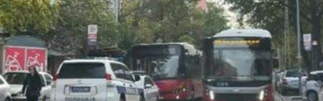 HOROR U BATAJNICI! Devojčica (15) ISPALA IZ AUTOBUSA U POKRETU Povredila glavu, hitno prevezena u Urgentni centar