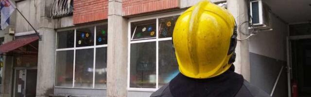 VELIKI POŽAR U LAZAREVCU, BUKTINJA PLANULA IZNAD VRTIĆA! Prve slike sa lica mesta, vatrogasci spasili osmoro ljudi! (foto)