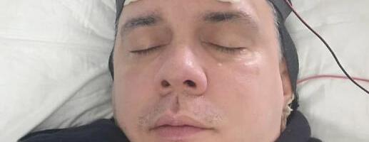 PEVAČ DOČEKAO ROĐENDAN U BOLNICI NA APARATIMA Priključen na struju, prijatelji mu doneli tortu, potresne scene (FOTO)