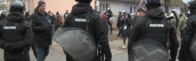 Burno u Bačkom Petrovcu: Okupili se nezadovoljni građani da dočekaju predsednika Slovačke, okružila ih Žandarmerija